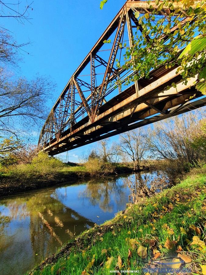 Most żelazny w słoneczne listopadowe popołudnie