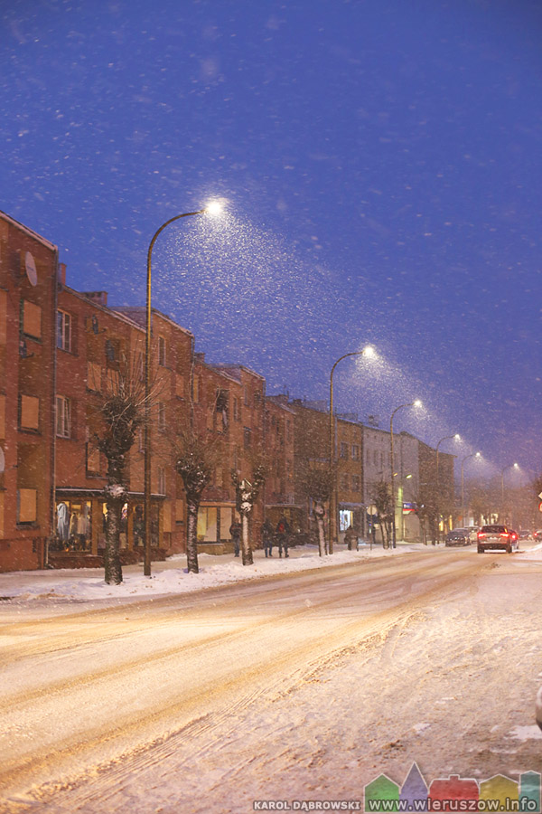Opady śniegu na ulicy Warszawskiej