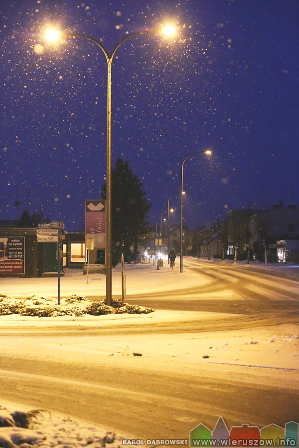 Opady śniegu na skrzyżowaniu Warszawskiej z Fabryczną