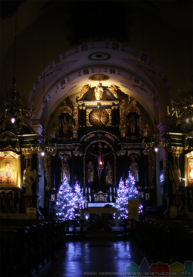 Świąteczny wystrój ołtarza w Klasztorze Ojców Paulinów