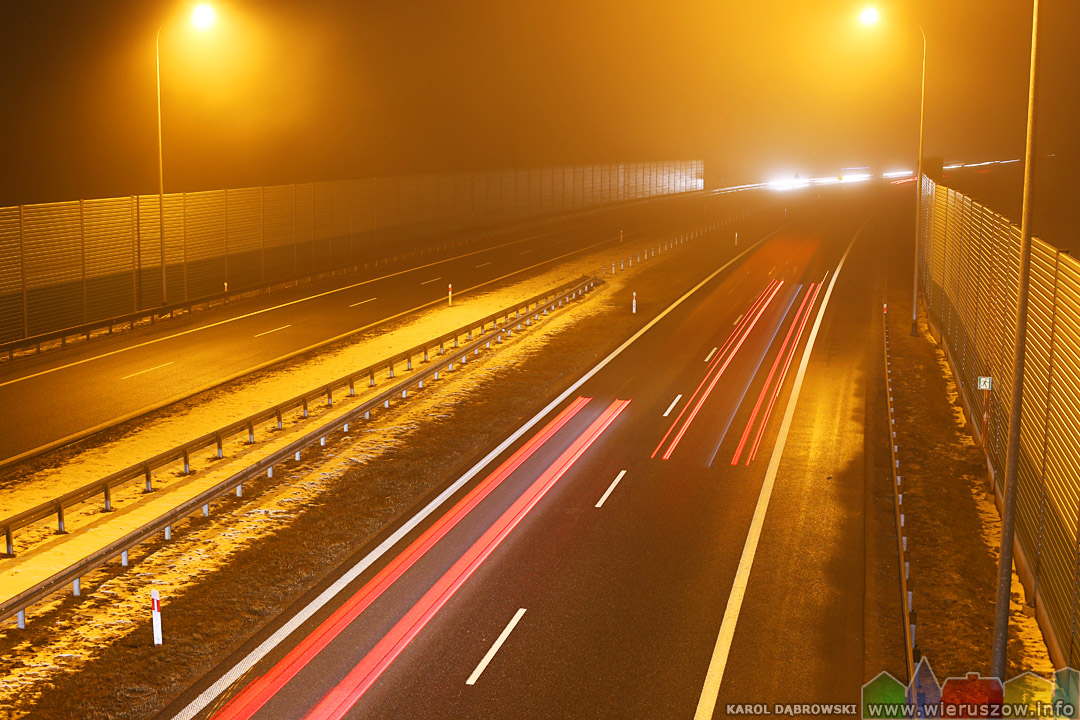 Nocny widok z wiaduktu nad trasą S8
