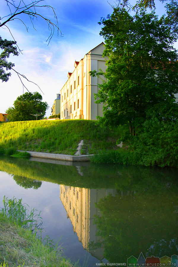 Klasztor Ojców Paulinów widok zza rzeki Prosny