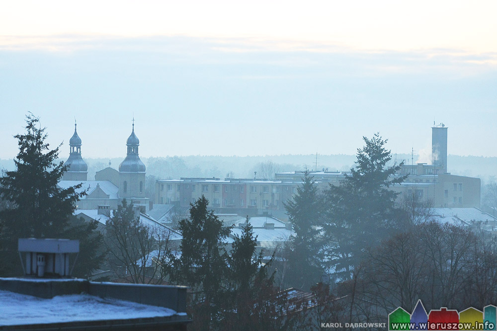 Zimowy widok Wieruszowa z dachu bloku