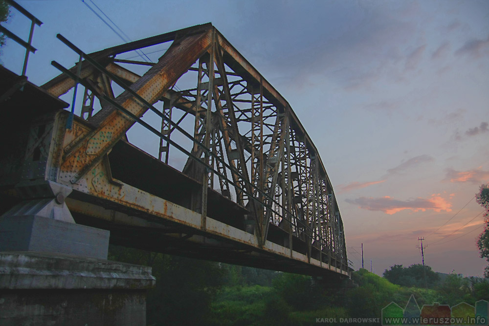 Most żelazny o zachodzie słońca