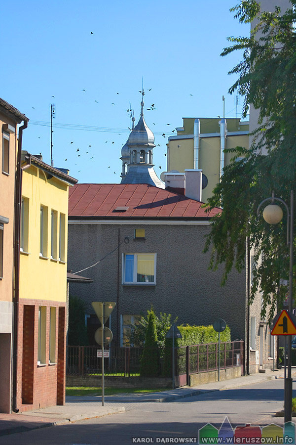 Wieże Klasztoru Ojców Paulinów widziane z ulicy Warszawskiej