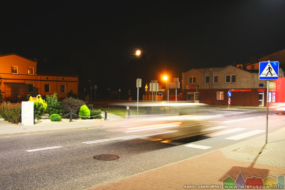 Nocne zdjęcie skweru koło CECHu