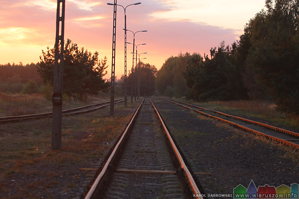 Bocznica kolejowa o zachodzie słońca