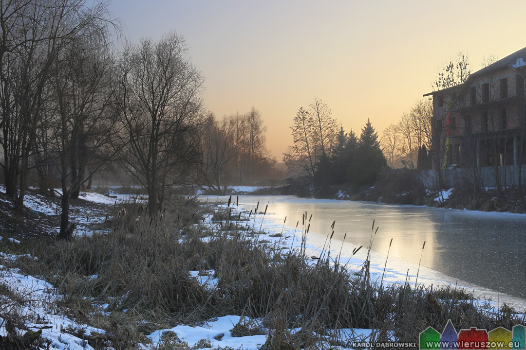 Zimowy wieczór nad rzeką