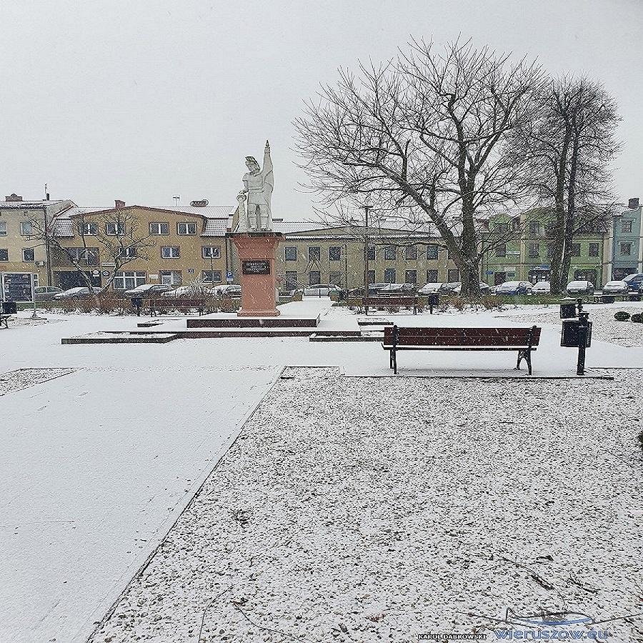 Pomnik św. Floriana na ośnieżonym rynku
