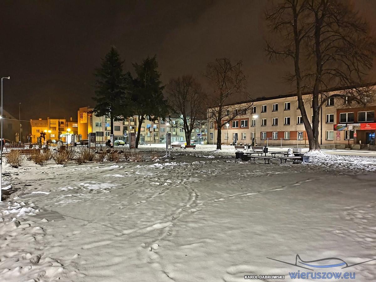 Wieruszowski rynek zasypany śniegiem
