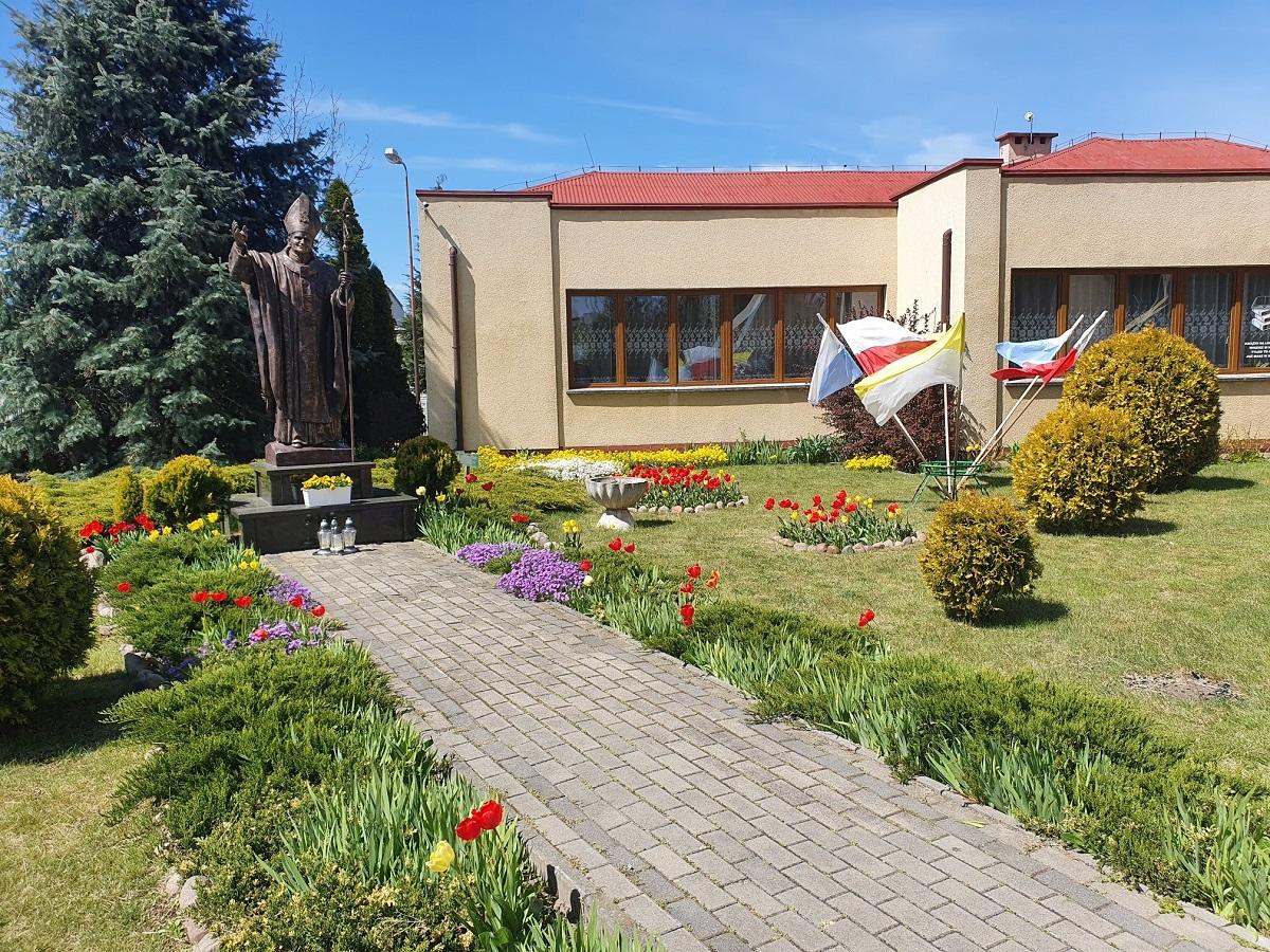 Kolorowe kwiaty przy parafii